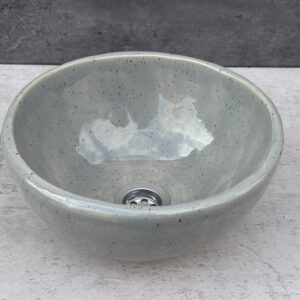 Minimalistyczna umywalka ceramiczna ręcznie robiona w jasnoszarym odcieniu